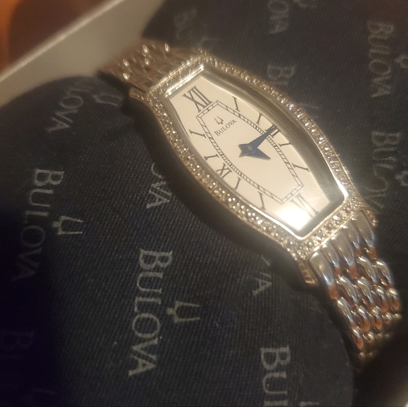 LADIES BULOVA WATCH - Picture 5 of 6